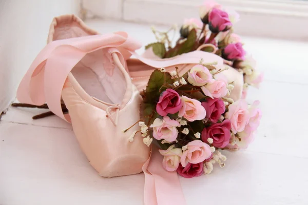 Pair of dainty pink ballet shoes — Stock Photo, Image