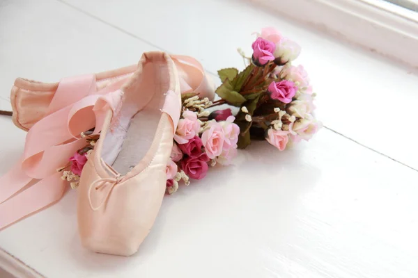 Paire de chaussures de ballet rose délicate — Photo