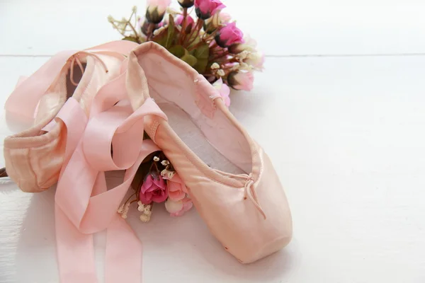 Pair of dainty pink ballet shoes — Stock Photo, Image