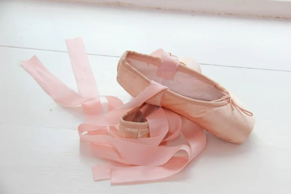 Par de delicados zapatos de ballet rosa — Foto de Stock