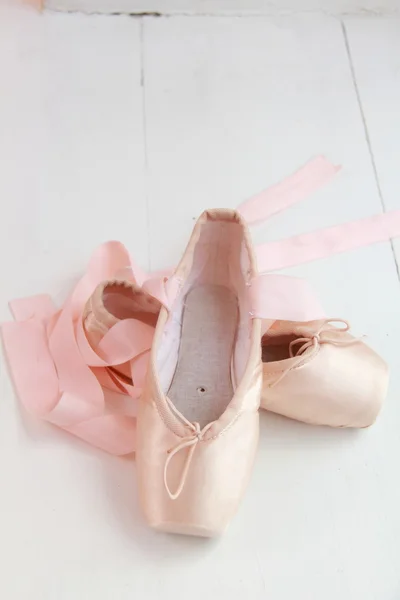 Nuevo par de zapatos de ballet con cintas — Foto de Stock