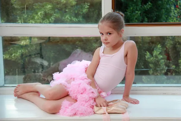 Bela jovem dançarina em um collant rosa vem treinando na aula de balé — Fotografia de Stock