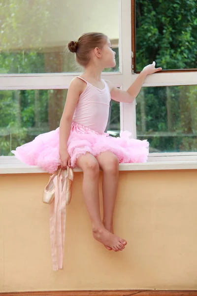 Kaukasische Ballerina wärmt sich im Ballettsaal auf der hölzernen Tanzfläche auf — Stockfoto