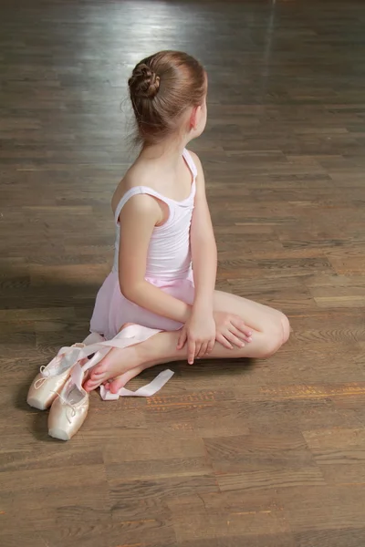 Hermosa pequeña bailarina con tutú y posando en la cámara —  Fotos de Stock