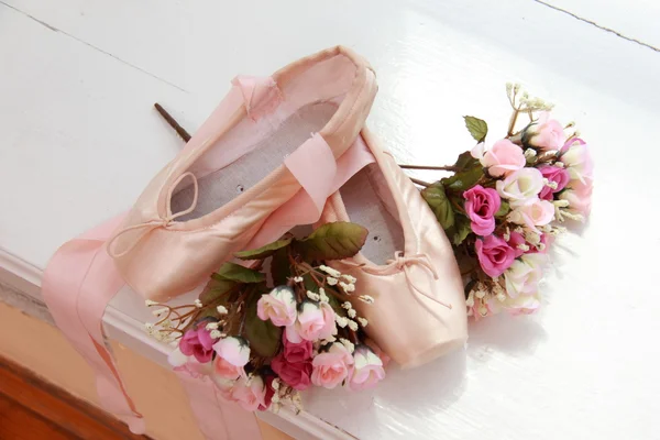 New pair of ballet shoes with ribbons — Stock Photo, Image