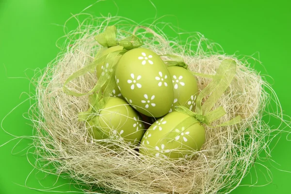 Изображение зеленого яйца с узором в пасхальной корзине — стоковое фото