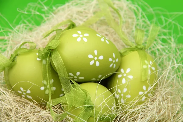 Zielone jajka ze wzorem w wielkanocnym koszyku na wakacje — Zdjęcie stockowe