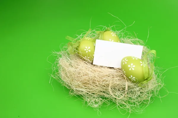 Colored egg with a pattern in the Easter basket and a blank sheet for greeting text on Holiday — Stock Photo, Image