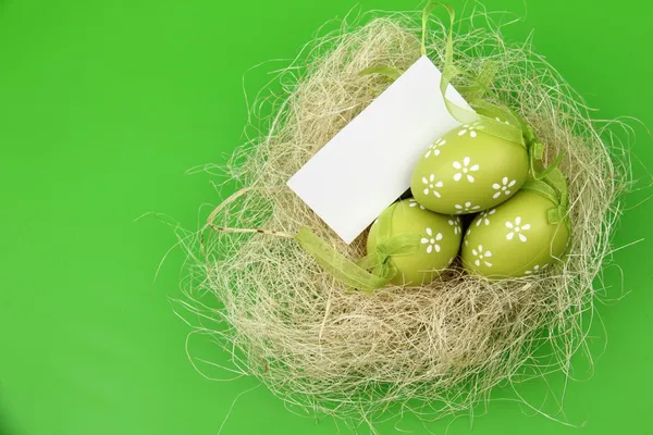Cartão de saudação sobre o tema dos ovos de Páscoa coloridos — Fotografia de Stock