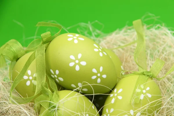 Färgade ägg med ett mönster i påsk korg — Stockfoto