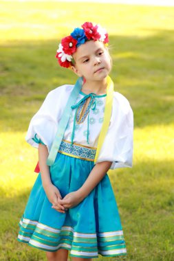 sevimli genç kız Ukrayna dışında güzel bir ulusal kostüm