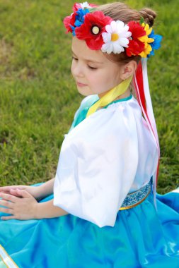 sevimli genç kız Ukrayna dışında güzel bir ulusal kostüm