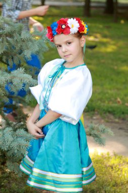 sevimli genç kız Ukrayna dışında güzel bir ulusal kostüm