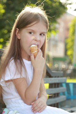 uzun saçlı genç kız beyaz dondurma ve açık havada gülümseyen mi