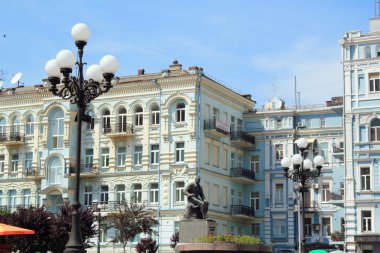 güzel küçük kız elindeki beyaz dondurma