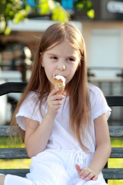 güzel küçük kız elindeki beyaz dondurma