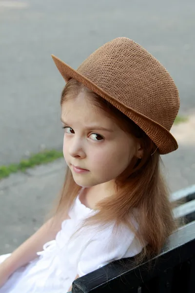 Niña feliz en un hermoso sombrero al aire libre —  Fotos de Stock