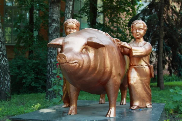 Monument voor het varken in de landbouw poltava Universiteit van poltava, Oekraïne — Stockfoto