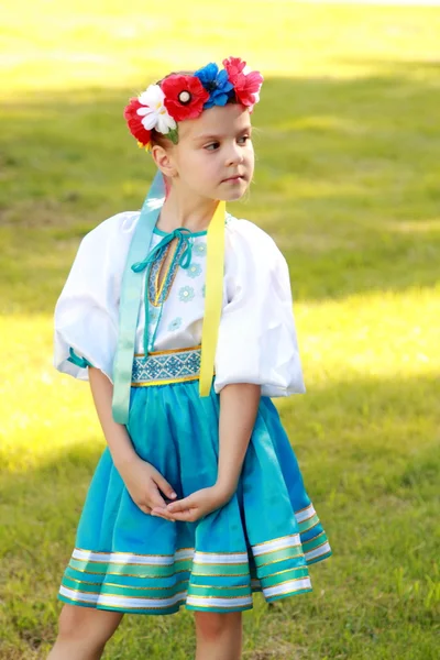 Carina bambina in costume tradizionale ucraino — Foto Stock