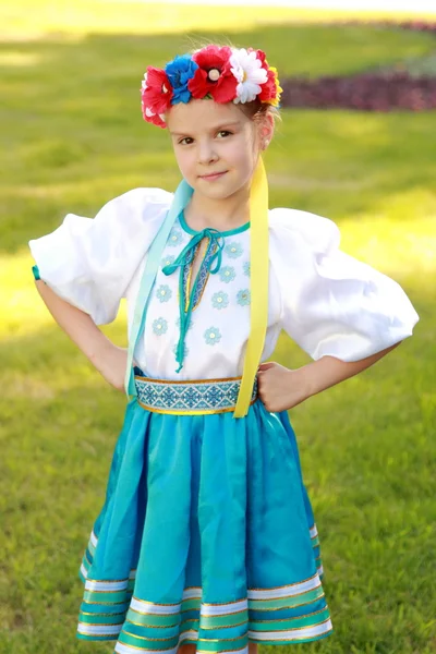 Schattig klein meisje in Oekraïense traditionele kostuum — Stockfoto