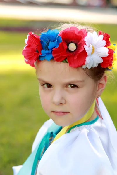 Linda niña en traje tradicional ucraniano —  Fotos de Stock