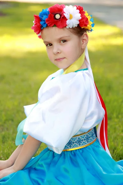Cute dziewczynka w tradycyjnych strojach ukraiński — Zdjęcie stockowe