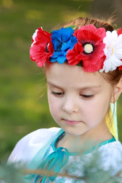 Encantadora joven con un hermoso traje nacional de Ucrania fuera —  Fotos de Stock