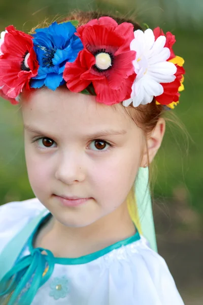 Schattig klein meisje in Oekraïense traditionele kostuum — Stockfoto