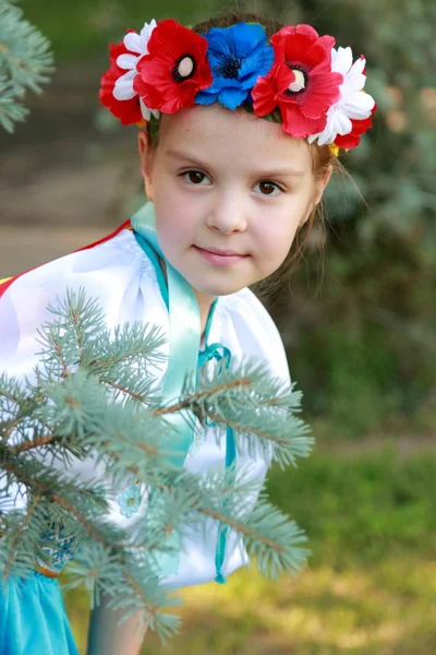 Linda niña en traje tradicional ucraniano —  Fotos de Stock