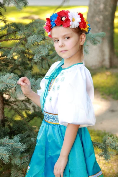 Uroczy młoda dziewczyna w piękny strój narodowy Ukrainy poza — Zdjęcie stockowe