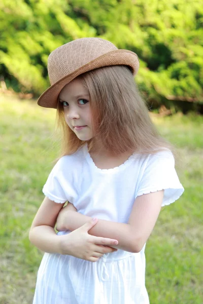 Joyeux petite fille dans un beau chapeau à l'extérieur — Photo