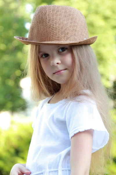 Caucásico sonriente chica en un vestido blanco y un sombrero al aire libre —  Fotos de Stock