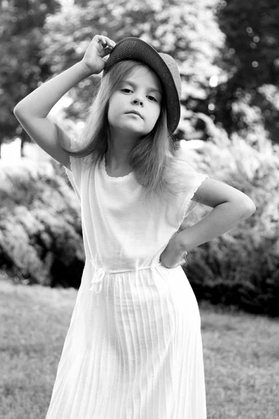 Retrato en blanco y negro de una niña con sombrero en estilo retro en un parque de verano al aire libre —  Fotos de Stock