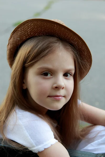 Felice bambina in un bel cappello all'aperto — Foto Stock