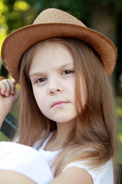 Belle petite fille dans une robe blanche et chapeau à l'extérieur — Photo