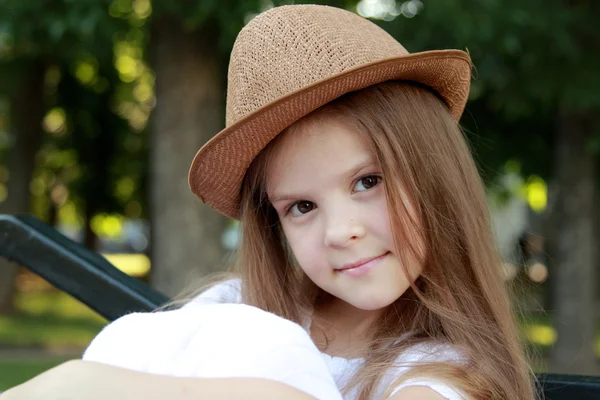 Joyeux petite fille dans un beau chapeau à l'extérieur — Photo