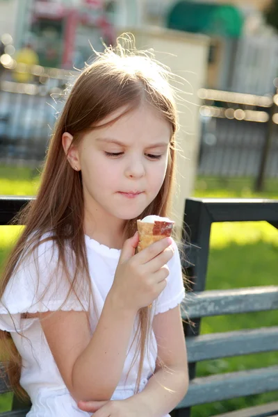 Crème glacée blanche à la main de belle petite fille — Photo