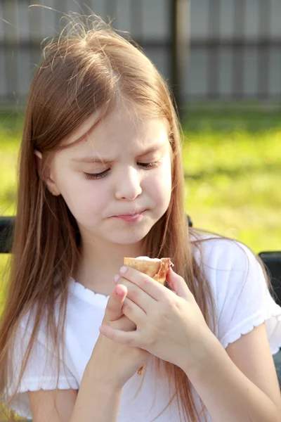 White ice cream in hand of beautiful little girl — Stock Photo, Image