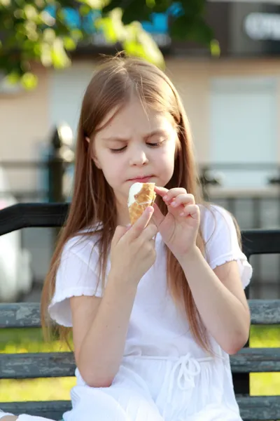 Vit glass i handen i vacker liten flicka — Stockfoto