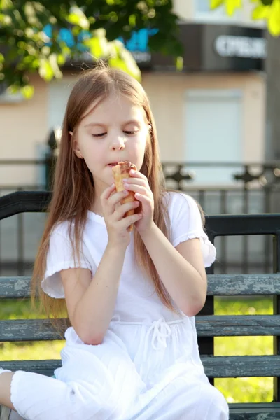 Crème glacée blanche à la main de belle petite fille — Photo