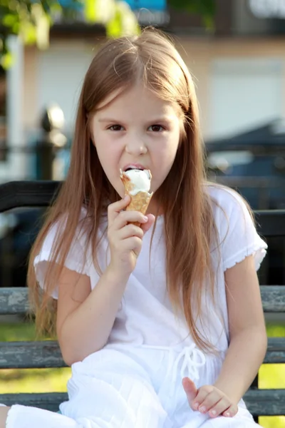 Ung flicka med långt hår är vit glass och leende utomhus — Stockfoto