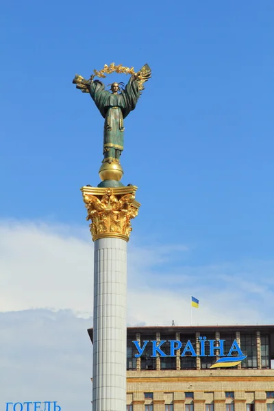 Independence Monument (Berehynia) on the Independence Square in Kyiv, Ukraine — Stock Photo, Image