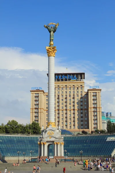 Monumento all'indipendenza (Berehynia) sulla Piazza dell'indipendenza a Kiev, Ucraina — Foto Stock