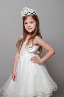 güzel kız gülümseyerek ve kamera için poz güzellik ve moda genç prenses üzerinde elmas diadem koyarak