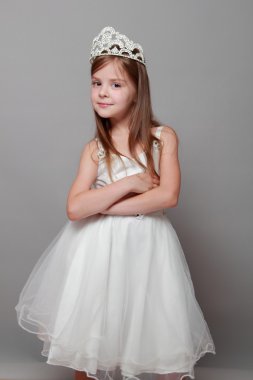 güzel kız gülümseyerek ve kamera için poz güzellik ve moda genç prenses üzerinde elmas diadem koyarak