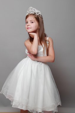 güzel kız gülümseyerek ve kamera için poz güzellik ve moda genç prenses üzerinde elmas diadem koyarak