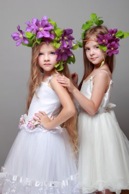 küçük elbiseler kız zarif güzel saç modelleri ile güzellik ve moda mor taze akasma ile gülümseyen