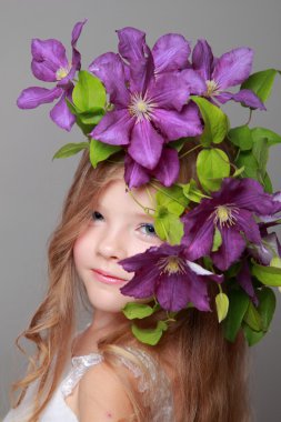 gri bir arka kameraya gülümseyen