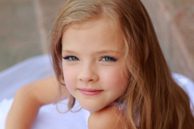 şık sevimli kız makyaj güzel saçlı beyaz bir elbise ile