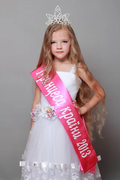Junge schöne Mädchen in einer Krone und einem weißen Kleid gewann einen Schönheitswettbewerb in der Ukraine — Stockfoto